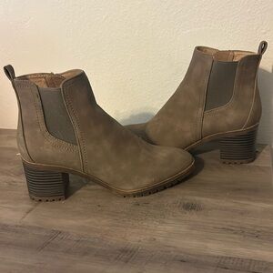Light brown size 7.5 Life stride boots